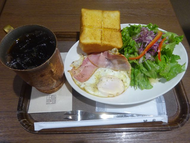 上島珈琲店MARK IS みなとみらい店で注文したモーニングセットメニュー「ベーコンエッグ＆厚切りバタートースト」と「アイスコーヒー」