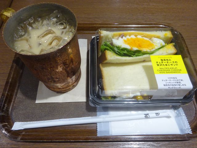 上島珈琲店MARK IS みなとみらい店で注文したモーニングセットメニュー「塩昆布とチェダーチーズの贅沢たまごサンド」と「アイス黒糖ミルクコーヒー」