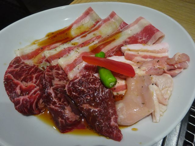 ニュウマン横浜「横浜焼肉Kintan」で注文したランチ「KINTAN大盛り焼肉セット」の肉のお皿
