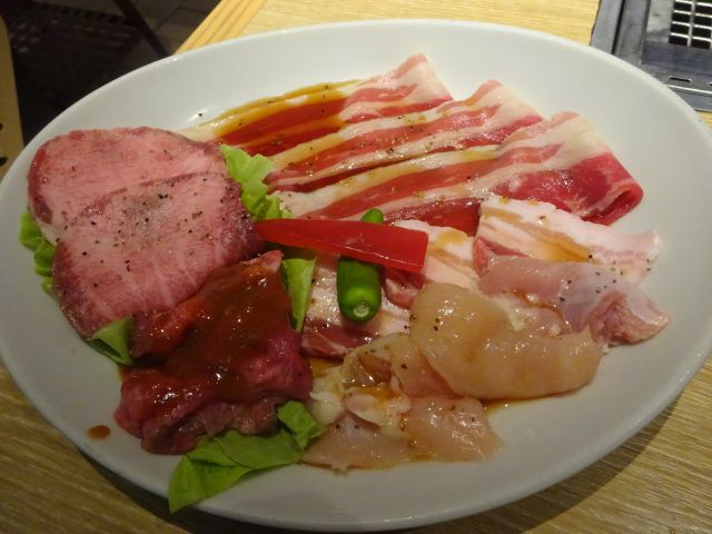 ニュウマン横浜「横浜焼肉Kintan」で注文したランチ「牛タン＆KINTAN焼肉セット」の肉のお皿