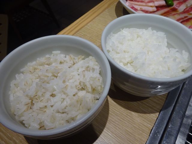 ニュウマン横浜「横浜焼肉Kintan」で注文したランチセットのご飯（白飯と麦飯を並べている）