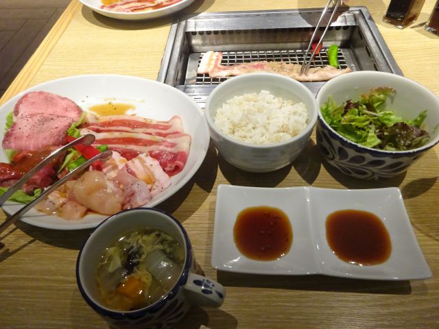 ニュウマン横浜「横浜焼肉Kintan」で注文したランチセットと肉を焼いている様子