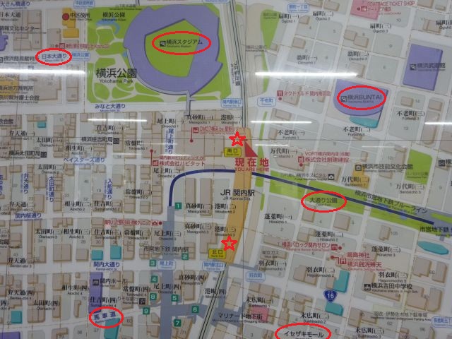 JR関内駅と周辺地図（北口・南口に☆印、主なスポットに赤い丸印をつけている）
