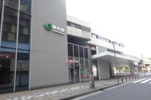 JR「関内駅」北口の外観（JR関内駅の駅名あり）