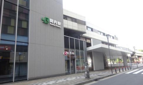 JR「関内駅」北口の外観（JR関内駅の駅名あり）