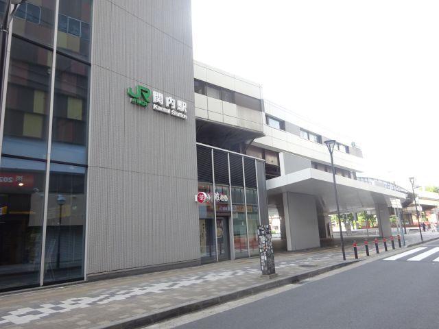 JR「関内駅」北口の外観（JR関内駅の駅名あり）