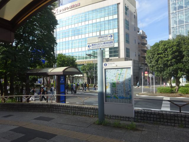 JR「関内駅」の北口から見た大通り公園、横浜BUNTAI・横浜武道館方面の景色