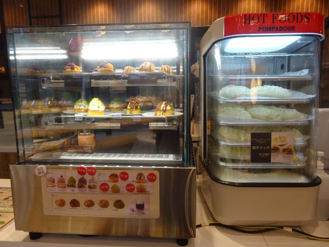 「ポンパドウル BASEGATE横浜関内店」にて、保温ケース（餃子ドッグ）、保冷ケース（各種スイーツ）