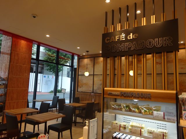 「ポンパドウル BASEGATE横浜関内店」店内イートインの様子（イートイン入口とテーブル席）