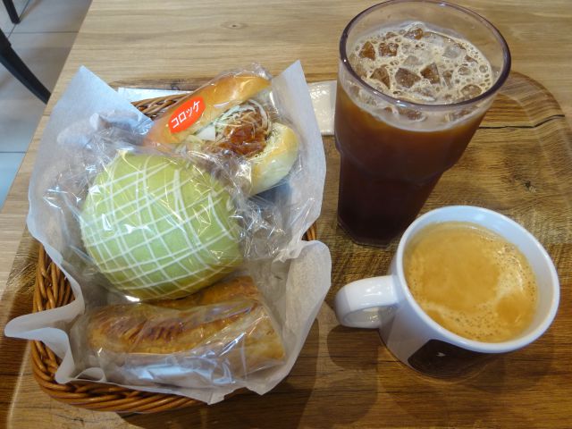 「ポンパドウル BASEGATE横浜関内店」のイートインでモーニング（購入したパンはカゴに入れてもらえる＆ドリンクのセット）