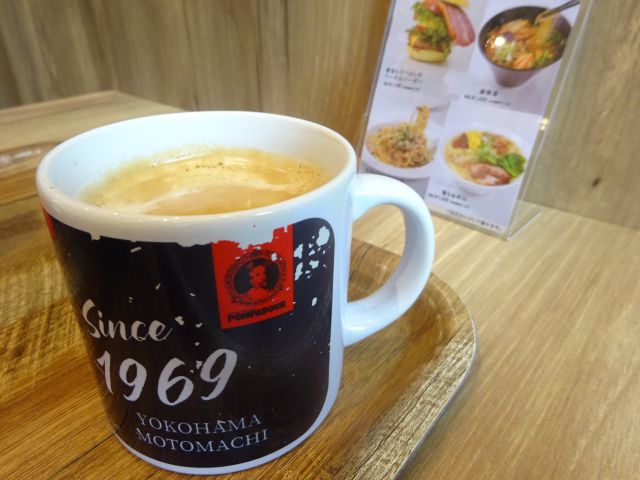 「ポンパドウル BASEGATE横浜関内店」イートインのホットコーヒーが入ったポンパドウルオリジナルマグカップ（ポンパドウルのロゴとsince1969 YOKOHAMA MOTOMACHIの文字あり）