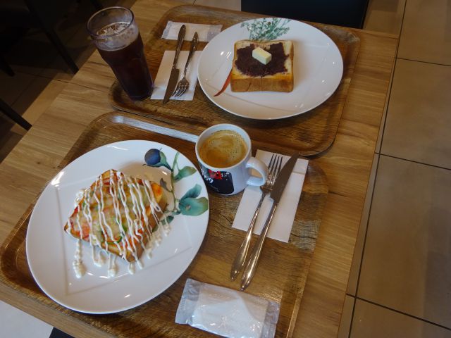 「ポンパドウル BASEGATE横浜関内店」のイートインでモーニング（ピザトースト＆ホットコーヒー、あんバタートースト＆アイスコーヒーのセット）