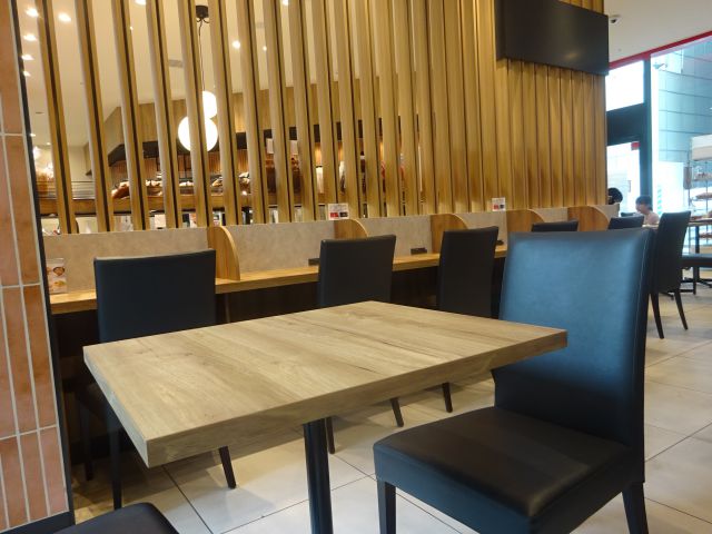 「ポンパドウル BASEGATE横浜関内店」店内イートインの様子(カウンター席とテーブル席)