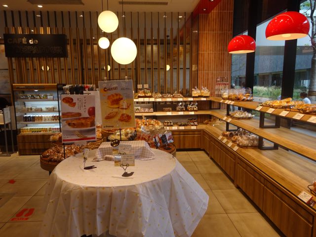 「ポンパドウル BASEGATE横浜関内店」店内パン売り場の様子