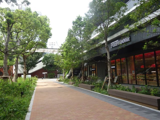 「ポンパドウル BASEGATE横浜関内店」の外観と周辺の様子