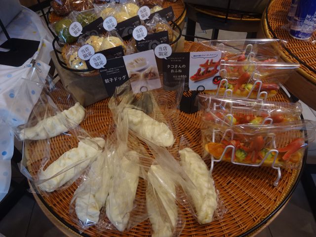「ポンパドウル BASEGATE横浜関内店」にて、当店限定と書かれたポップがある商品（餃子ドッグ、タコさんのおふね、スコーン5種）
