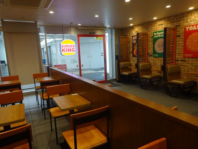 「バーガーキング相鉄横浜駅店」店内の様子（中央の仕切りで改札内・改札外に分かれている、改札内の扉も見える）