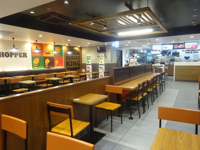 「バーガーキング相鉄横浜駅店」店内の様子（中央の仕切りで改札内・改札外に分かれている）