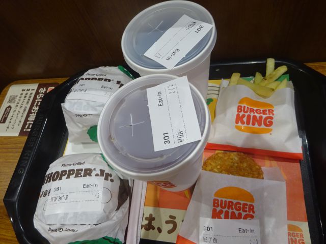 「バーガーキング相鉄横浜駅店」で注文したモーニングセット（トレーにバーガー、ドリンク、ハッシュブラウンとフレンチフライがのっている）