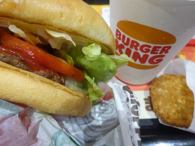 「バーガーキング相鉄横浜駅店」で注文したモーニングセット（袋から出したアボカドワッパーJr.の断面、ハッシュブラウンとドリンク）
