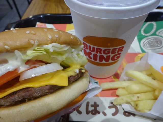 「バーガーキング相鉄横浜駅店」で注文したモーニングセット（袋から出したクワトロチーズワッパーJr.の断面、フレンチフライとドリンク）