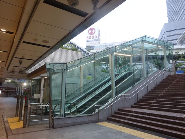 横浜スカイビル2階ペデストリアンデッキ「はまテラス」に行く地上ルート（横浜駅東口駅前広場への出口の様子）