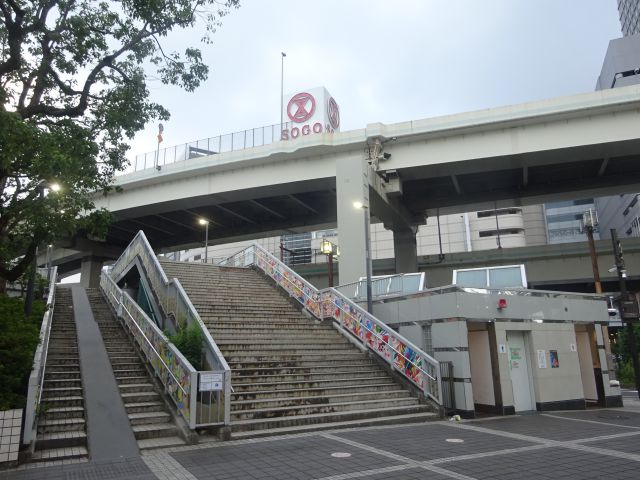 横浜スカイビル2階ペデストリアンデッキ「はまテラス」に行く地上ルート（横浜駅東口駅前広場から見たデッキの階段）