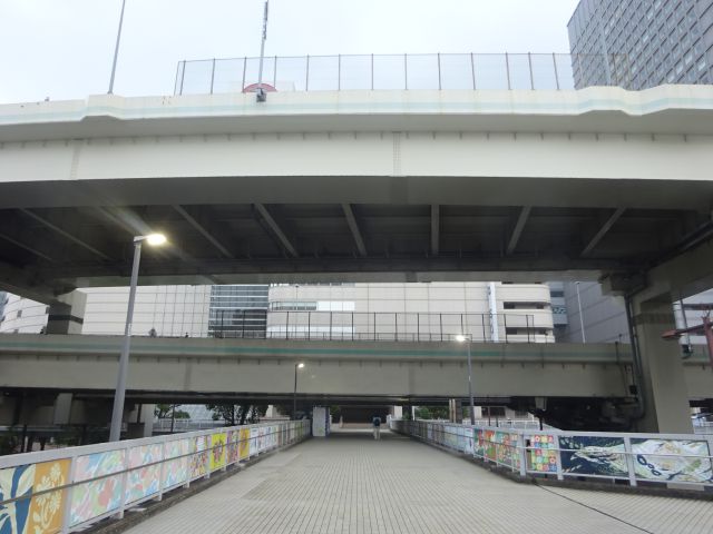 横浜スカイビル2階ペデストリアンデッキ「はまテラス」に行く地上ルート（横浜駅東口駅前広場のデッキを上ったところから見た横浜そごう方面）