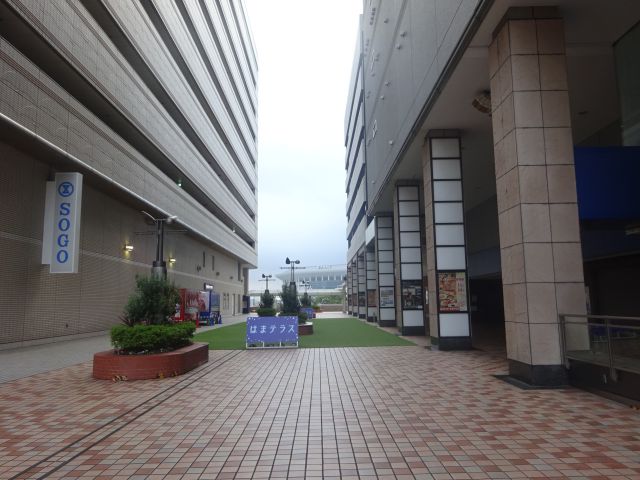 横浜スカイビル2階ペデストリアンデッキ「はまテラス」の様子（はまテラスと書かれた看板が置いてある）