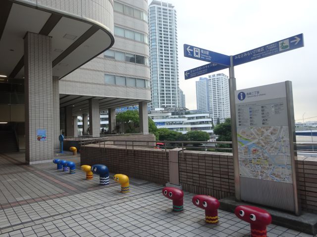 横浜スカイビル2階ペデストリアンデッキ「はまテラス」から行ける横浜ベイクォーター側「かもめ橋歩道橋」方面の様子