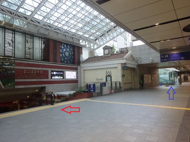 横浜駅中央通路（東口）の様子（横浜スカイビル2階ペデストリアンデッキ「はまテラス」に行くルート、地下方向に赤矢印・地上方向に青矢印をつけている）