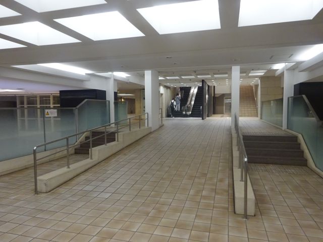 横浜スカイビル2階ペデストリアンデッキ「はまテラス」に行く地下ルート（スカイビル・YCAT・はまテラスに向かう通路とエスカレーターの様子）