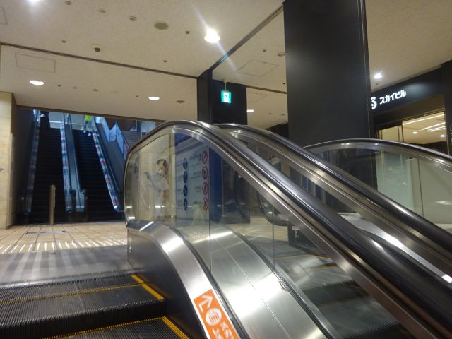 横浜スカイビル2階ペデストリアンデッキ「はまテラス」に行く地下ルート（スカイビル・YCAT1階入口とはまテラスに向かうエスカレーターの様子）
