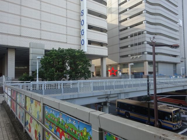 横浜スカイビル2階ペデストリアンデッキ「はまテラス」に行く地上ルート（横浜駅東口駅前広場のデッキを進んだ先、はまテラスの場所に赤い☆印をつけている）