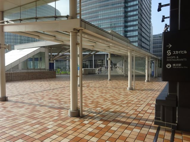横浜スカイビル2階ペデストリアンデッキ「はまテラス」から行けるみなとみらい側「はまみらいウォーク」方面の様子