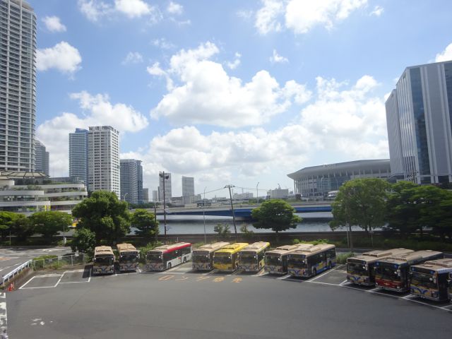 横浜スカイビル2階ペデストリアンデッキ「はまテラス」のデッキから見下ろした景色（横浜駅東口バスターミナルにあるバス待機所に並ぶバス）