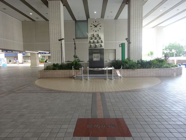 横浜スカイビル2階ペデストリアンデッキ「はまテラス」そごう横浜側のデッキ（鐘の広場の様子）