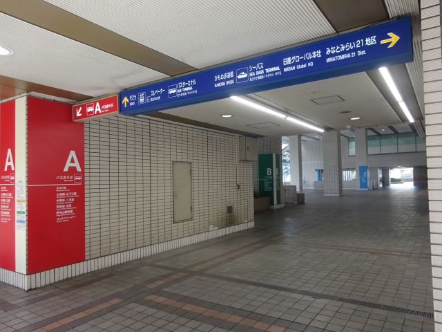横浜スカイビル2階ペデストリアンデッキ「はまテラス」の近くにある東口バスターミナルABCレーン入口の様子（そごう横浜・鐘の広場側）