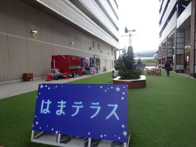 横浜スカイビル2階ペデストリアンデッキ「はまテラス」の様子（はまテラスと書かれた看板が置いてある）