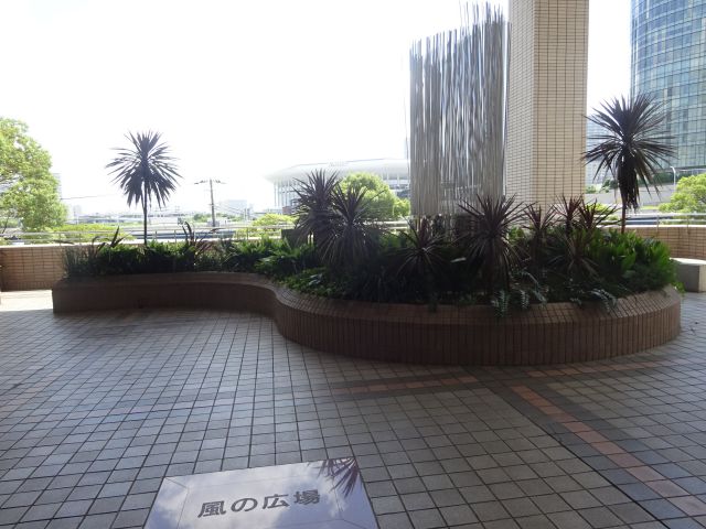 横浜スカイビル2階ペデストリアンデッキ「はまテラス」そごう横浜側のデッキ（風の広場の様子）
