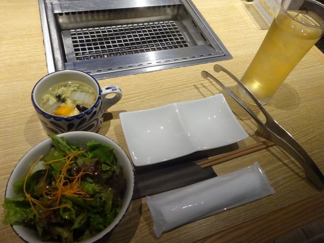 ニュウマン横浜「横浜焼肉Kintan」で注文したランチセットのサラダとスープ、コーン茶が置かれたテーブルの様子