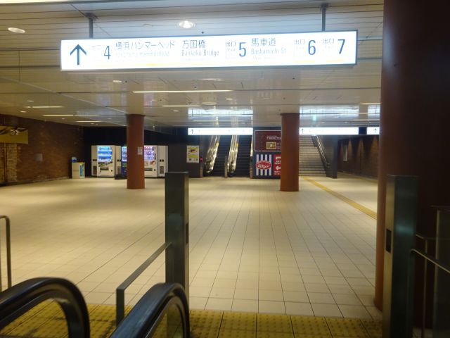 馬車道駅～横浜ハンマーヘッドの行き方（馬車道駅B1F・出口4の矢印看板と前方に見えるエスカレーター）