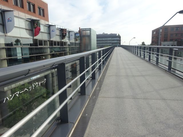 馬車道駅～横浜ハンマーヘッドの行き方（ハンマーヘッドウォークの様子・前方に横浜ハンマーヘッドが見える）