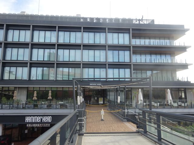 馬車道駅～横浜ハンマーヘッドの行き方（ハンマーヘッドウォークと横浜ハンマーヘッド2階入口の様子）