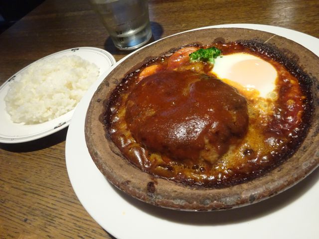 横浜元町「WINE HALL 元町倶楽部」で注文した土鍋ハンバーグステーキとライス