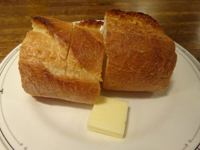 横浜元町「WINE HALL 元町倶楽部」で注文したランチのパン