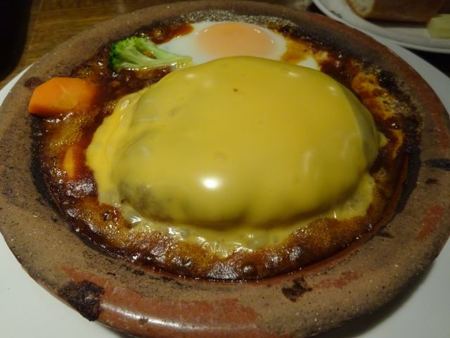 横浜元町「WINE HALL 元町倶楽部」で注文した土鍋焼きチーズハンバーグ
