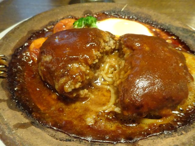 横浜元町「WINE HALL 元町倶楽部」で注文した土鍋ハンバーグステーキを割ったところ