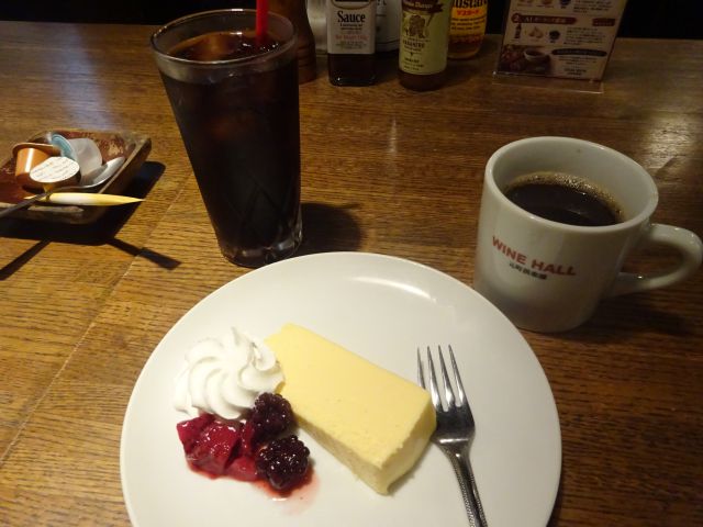 横浜元町「WINE HALL 元町倶楽部」で注文したランチセットのハーフチーズケーキ、アイスコーヒー、ホットコーヒー