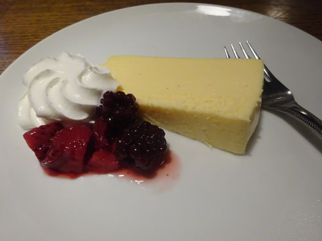 横浜元町「WINE HALL 元町倶楽部」で注文したランチセットのハーフチーズケーキ